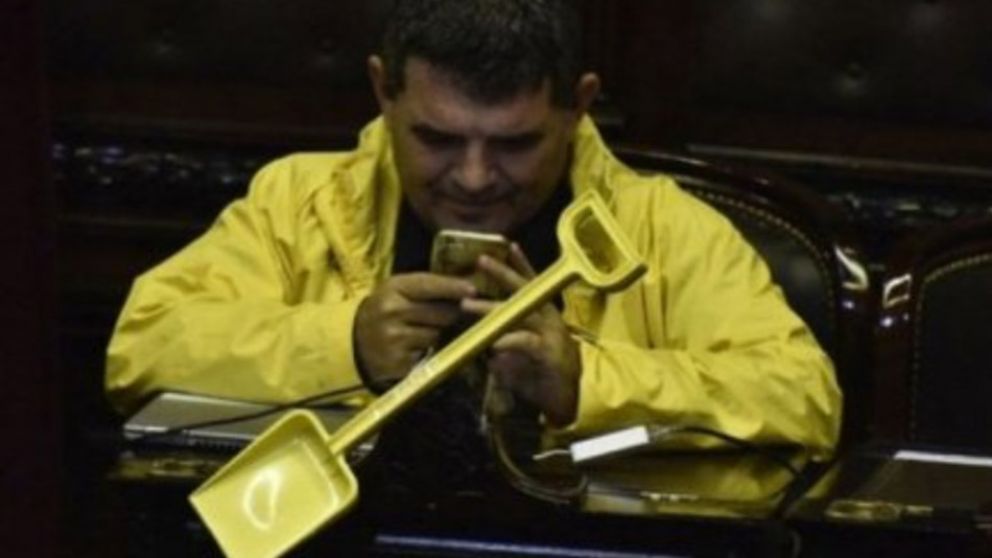 Olmedo, con la pala, durante la sesión especial por los tarifas de los servicios sociales.