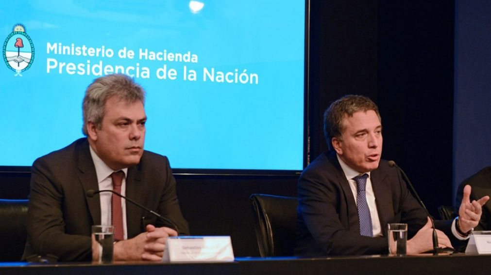 Tiempo atrás, Sebastián Galiani y Dujovne durante una conferencia. (Imagen de archivo)