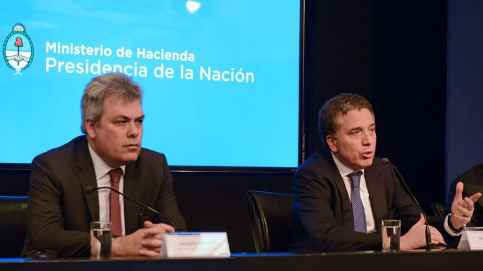 Tiempo atrás, Sebastián Galiani y Dujovne durante una conferencia. (Imagen de archivo)