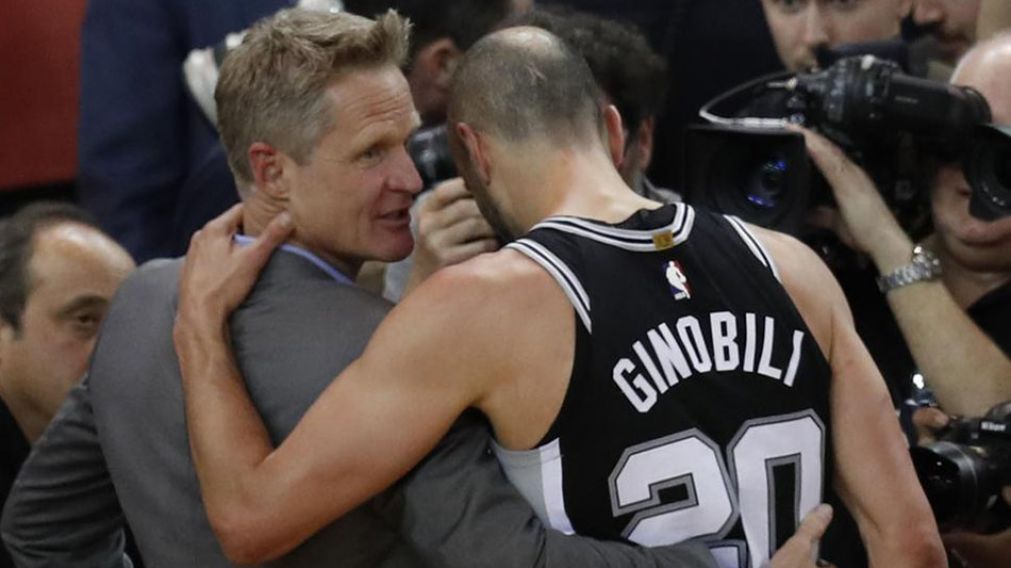 Steve Kerr y Mani se abrazaron y hablaron tras el partido. (EFE)