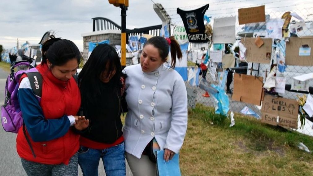 Los familiares de los tripulantes siguen esperando una respuesta oficial sobre la desaparici�n del submarino.