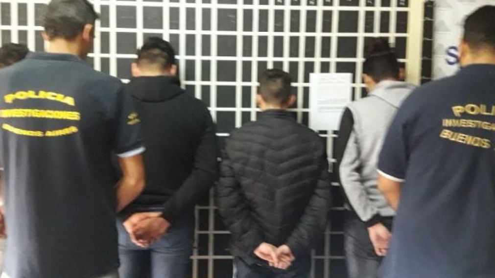 Los cinco detenidos acusados de robarle a los carteros de zona norte (Gentileza @zonanortehoy)