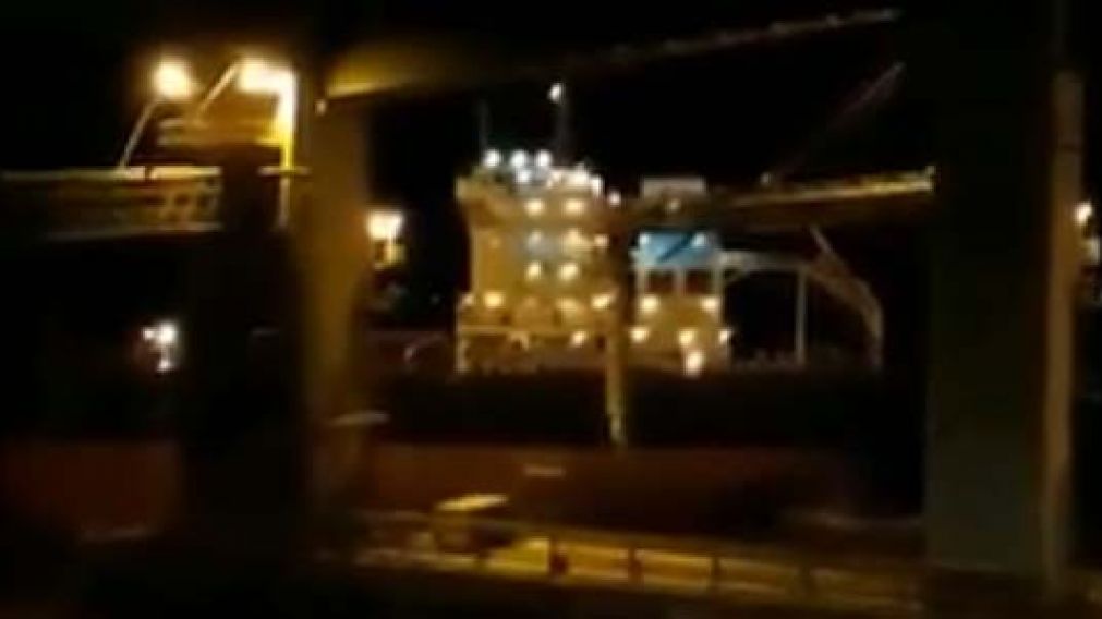 Barco carguero se estrell� contra puente en puerto argentino: hay heridos