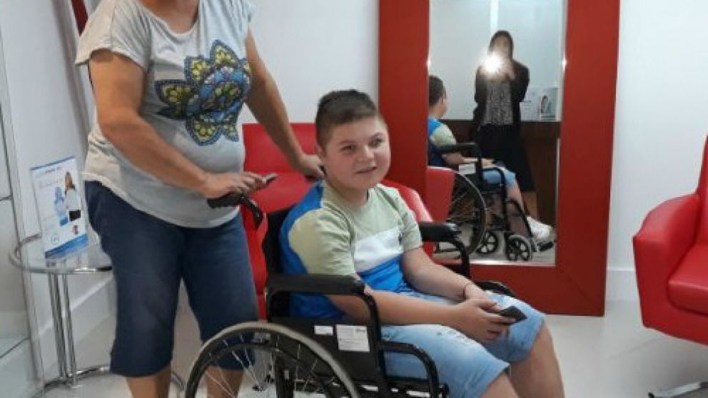 Graciela y Facundo, que padece distrofía muscular de Duchenne.