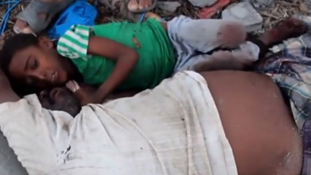La imagen que nadie quiere ver. Un chico tratando de "despertar" a su papá muerto tras bombardeo.