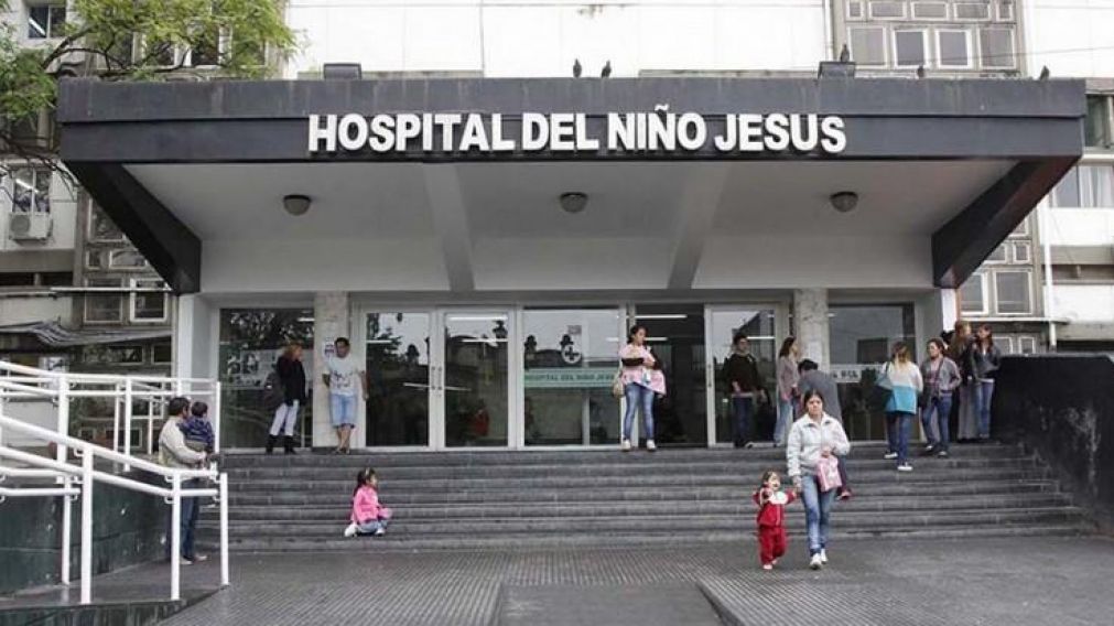 La niña murió en el hospital.