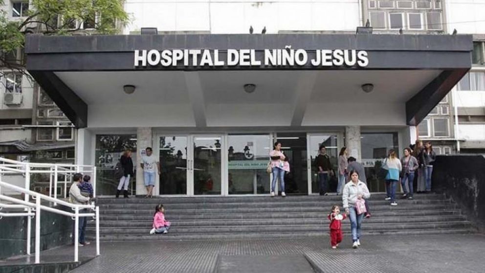 La niña murió en el hospital.
