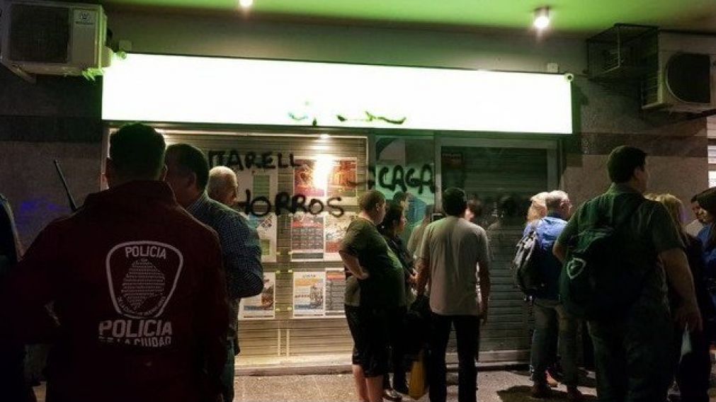 Los afectados se autoconvocaron en la puerta de la agencia. (Gentileza @PROFenTURISMO)