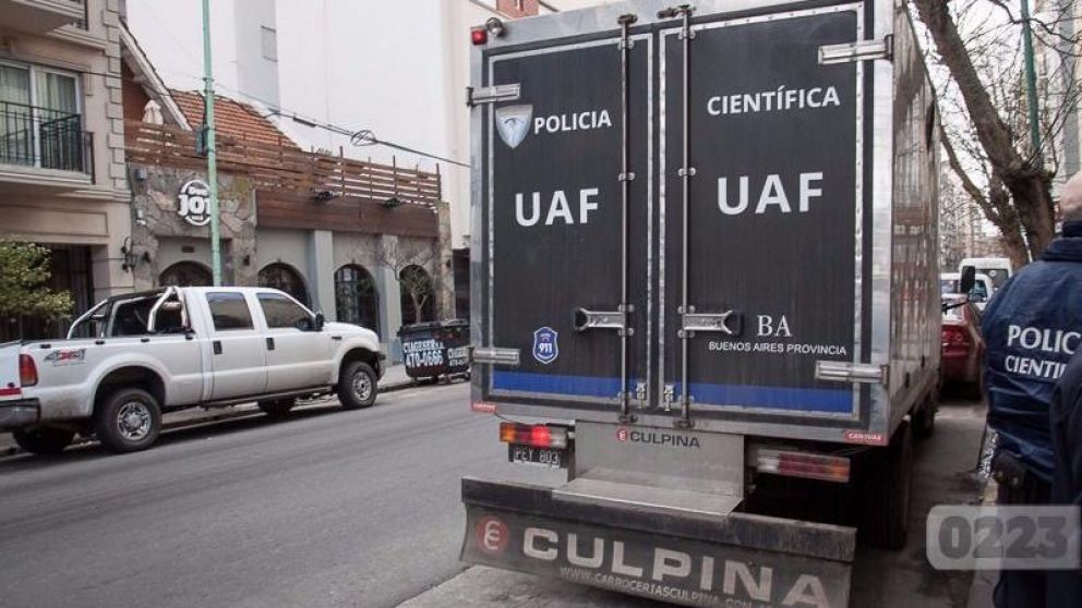 Personal de Policía Científica investiga el crimen.