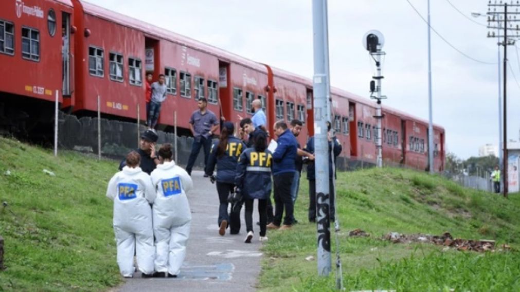 Peritos policiales trabajaron en el sendero de las v�as del ferrocarril. 
