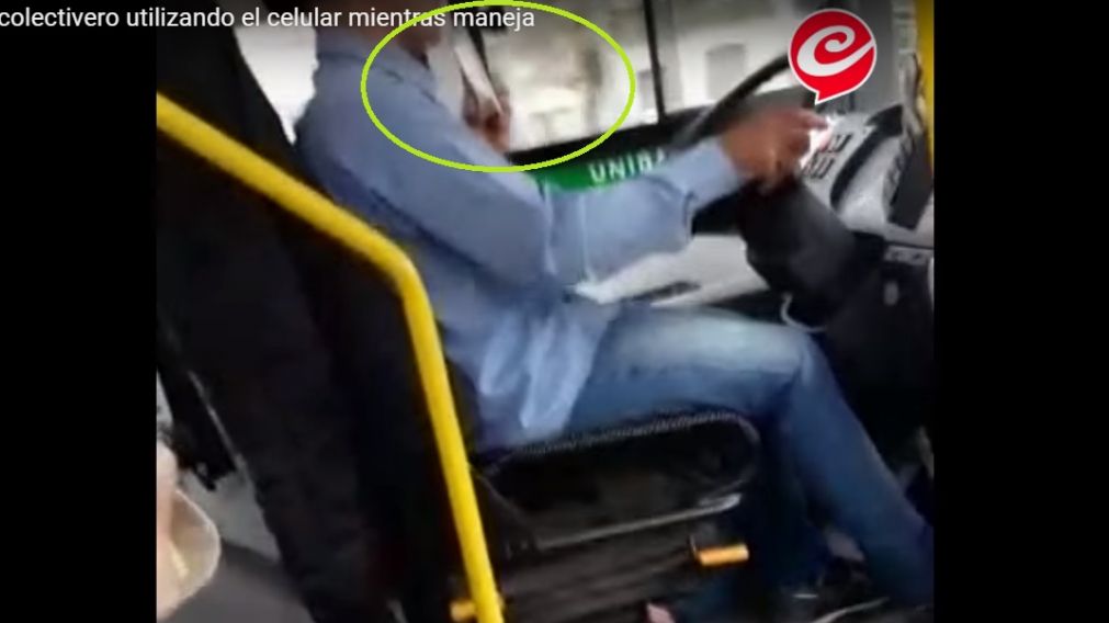 El chofer habla mientras transporta a las personas. (Captura)