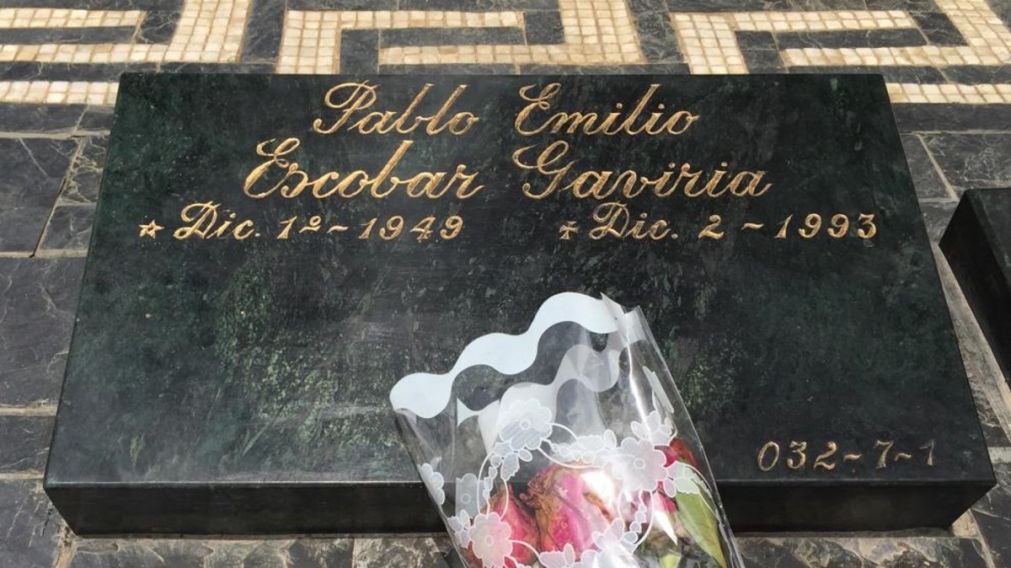 Llevar flores y drogas a la tumba de Pablo Escobar, se hizo casi un rito para sus seguidores.
