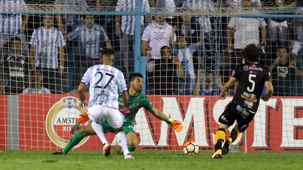 Díaz definió el primero. (AFP)