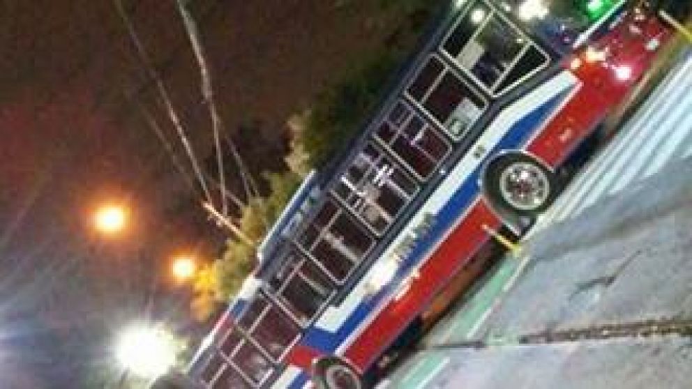 El bondi que recibió el ataque (@leogarciaz).