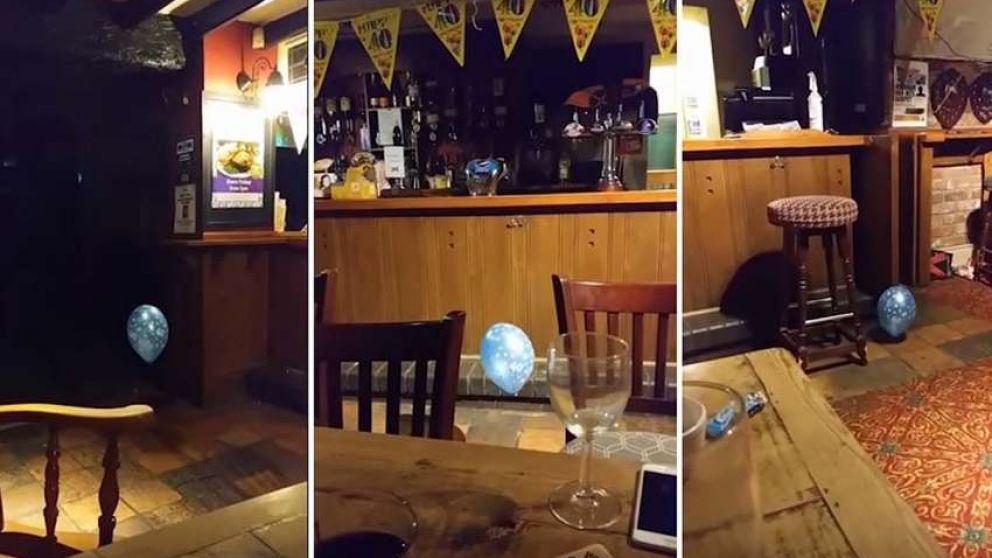 Mientras otros globos inflados con helio, subieron al techo, éste no lo hizo.