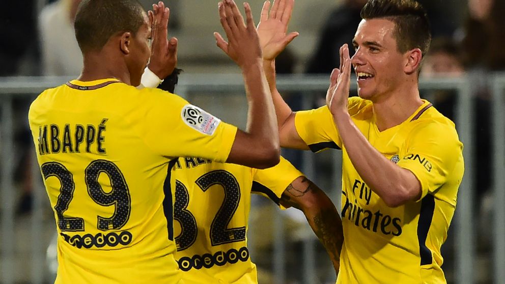 Giovani Lo Celso festeja su gol junto al francés Kylian Mbappé.