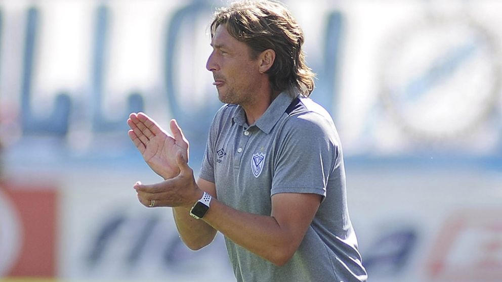 Heinze se solidarizó con cuerpo técnico y plantel del descendido Temperley. (Fotobaires)