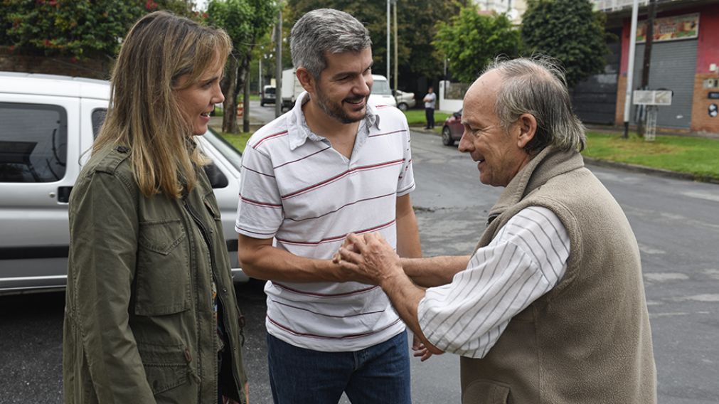 Marcos Peña junto a los vecinos de Avellaneda.