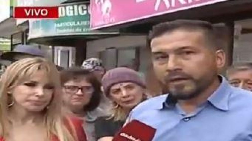 El colectivero que interrumpió la entrevista y discutió con la abogada. (Captura).