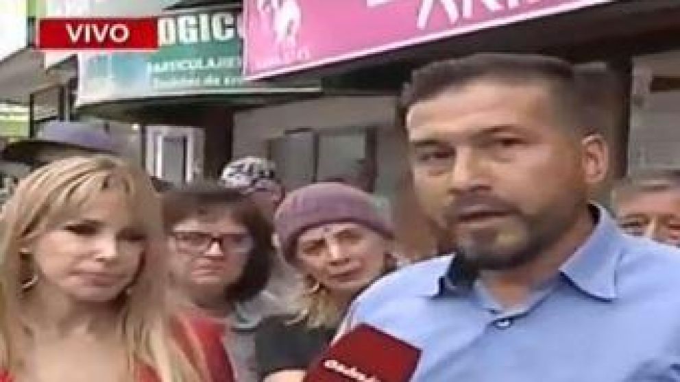 El colectivero que interrumpió la entrevista y discutió con la abogada. (Captura).