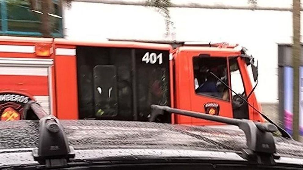 La formación arrolló a un oficial que perseguía a delincuente.