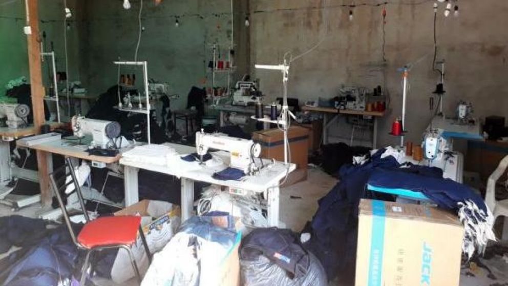 Las personas eran vigiladas con cámaras para que no dejen de trabajar.