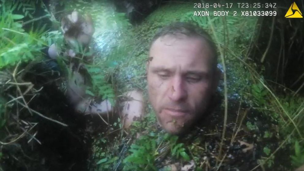 El delincuente fue rescatado justo antes de ser tragado por el barro. (Captura)