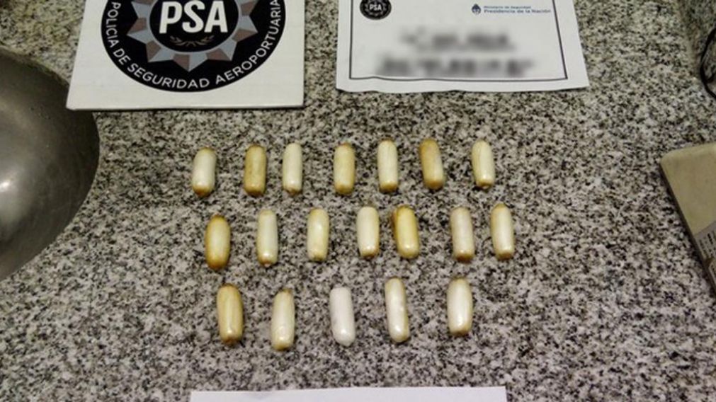 Cayó "mula" con 54 cápsulas de cocaína en el estómago