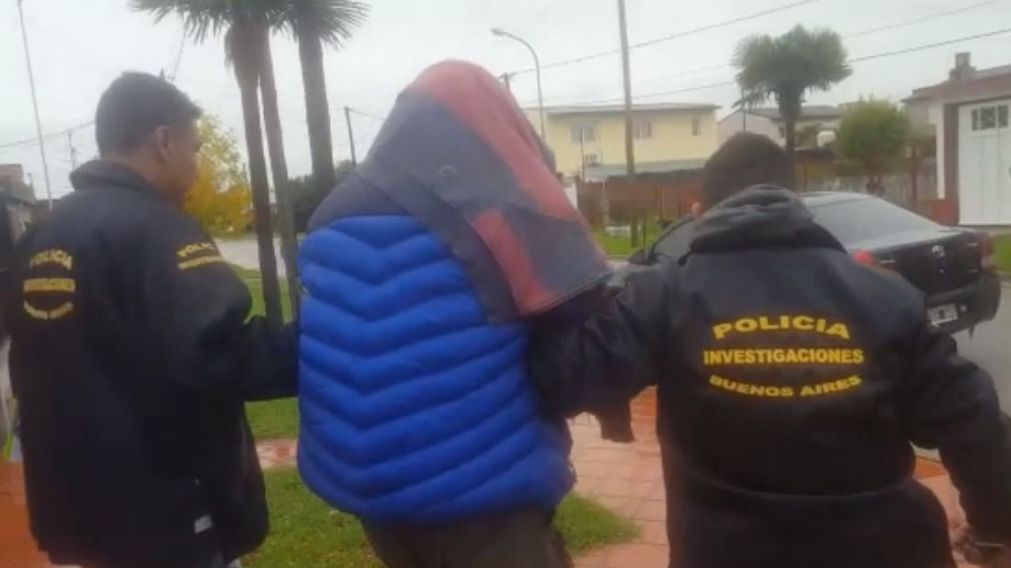 El hombre al momento de ser detenido por la policía.