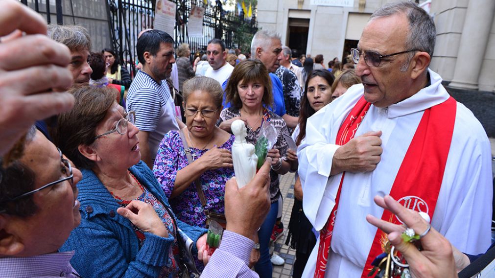 Walter Marchetti junto a los fieles. (Jonatan Moreno-Crónica)