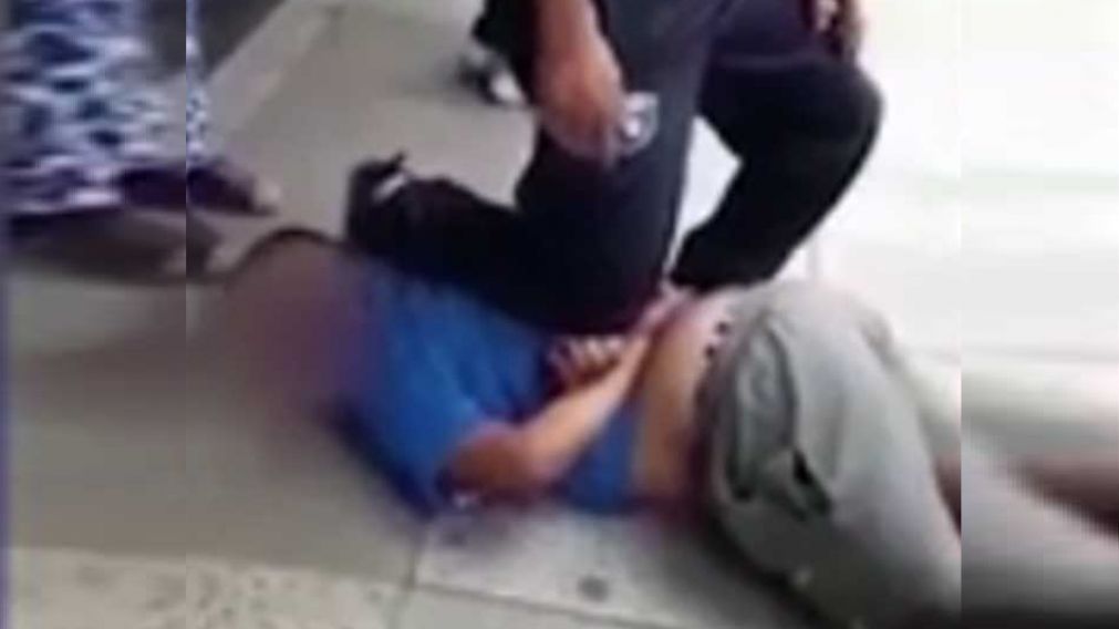 Así los vecinos ataron al ladrón y lo retuvieron hasta la llegada de la policía. (Captura de video)
