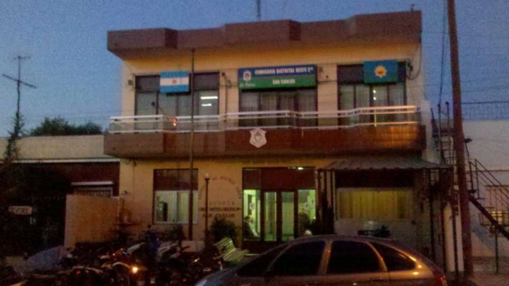 Polic�as de la comisar�a de San Carlos investigan el asesinato.