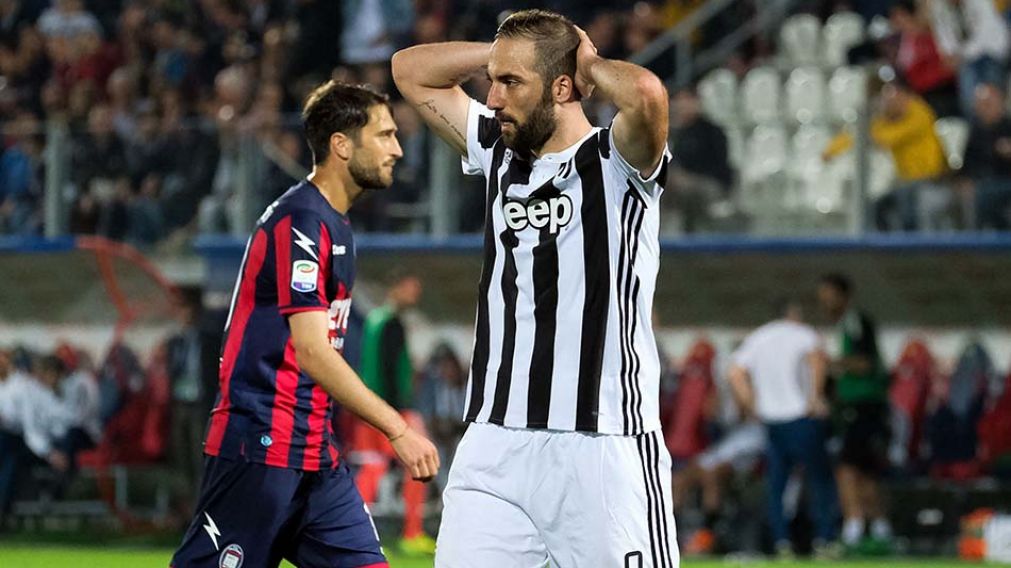 El muro de los lamentos. Juventus sufri� la poca efectividad de Higua�n y no pas� del empate con Crotone.