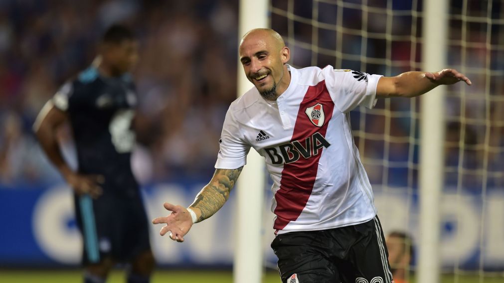 Pinola festeja con todo su gol (AFP).