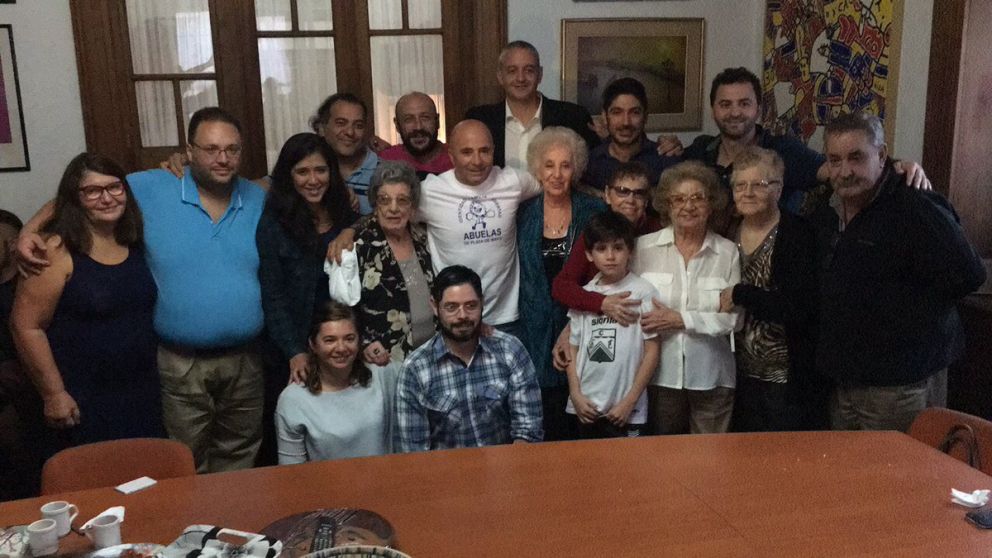 Sampaoli y las integrantes de Abuelas de Plaza de Mayo (@Abuelasdifusion)