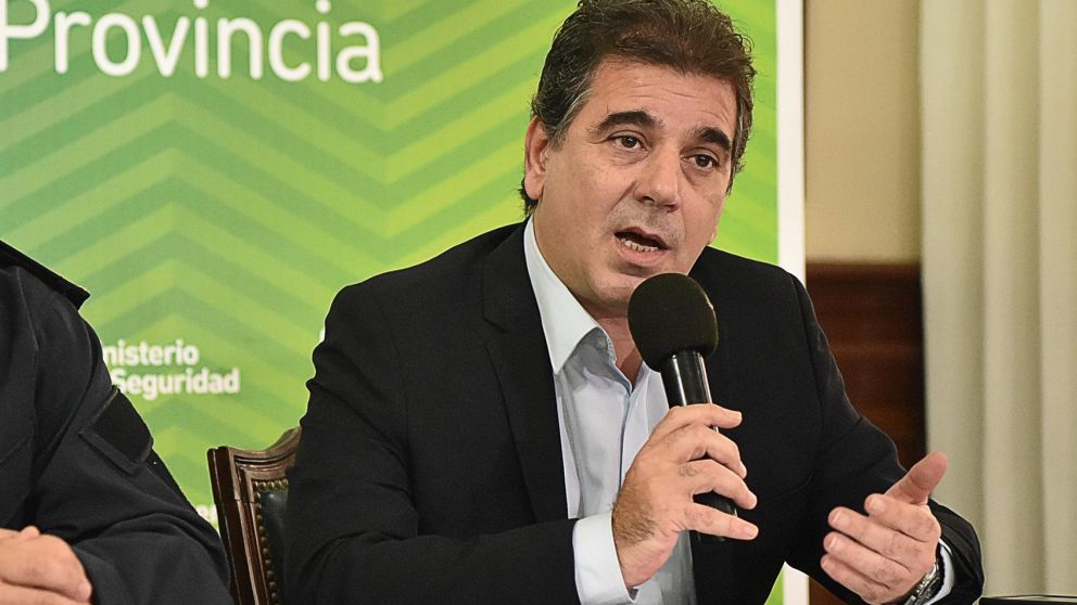 Duras acusaciones cruzadas entre el ministro y la jefa comunal.