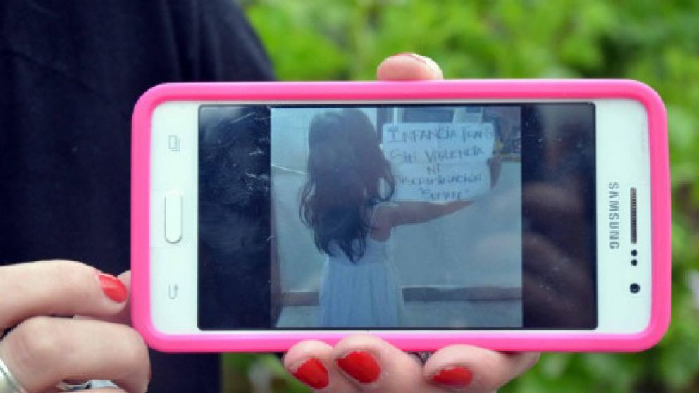 Una niña que se manifiesta en el evento en Neuquén.