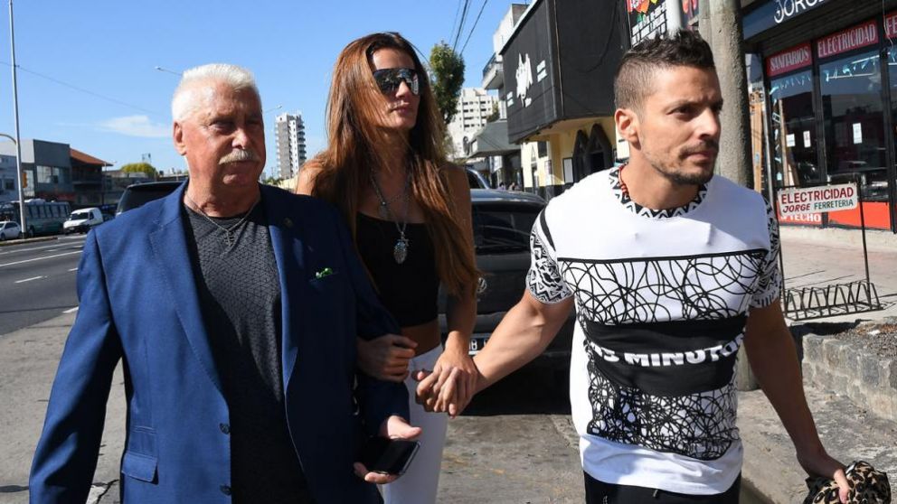 Natacha Jaitt llegando a la Fiscal�a de Avellaneda para declarar, acompa�ada de su abogado y su hermano Ulises.