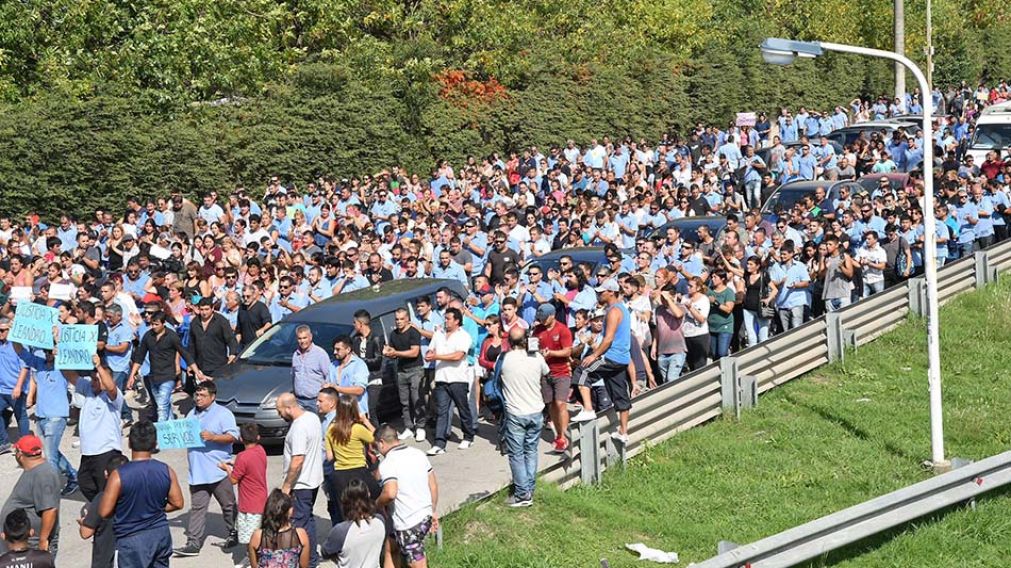 Multitudinaria despedida a Leandro Miguel Alcaraz, el colectivero asesinado.
