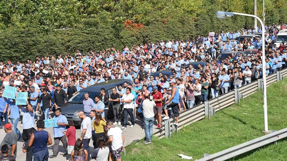 Multitudinaria despedida a Leandro Miguel Alcaraz, el colectivero asesinado.
