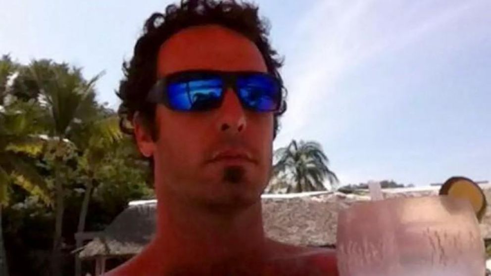 El surfista salvó su vida de milagro.