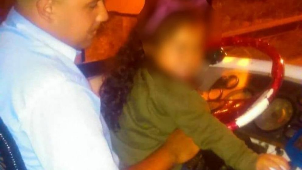 Leandro Miguel Alcarez junto a su pequeña hija, que hoy cumple años.