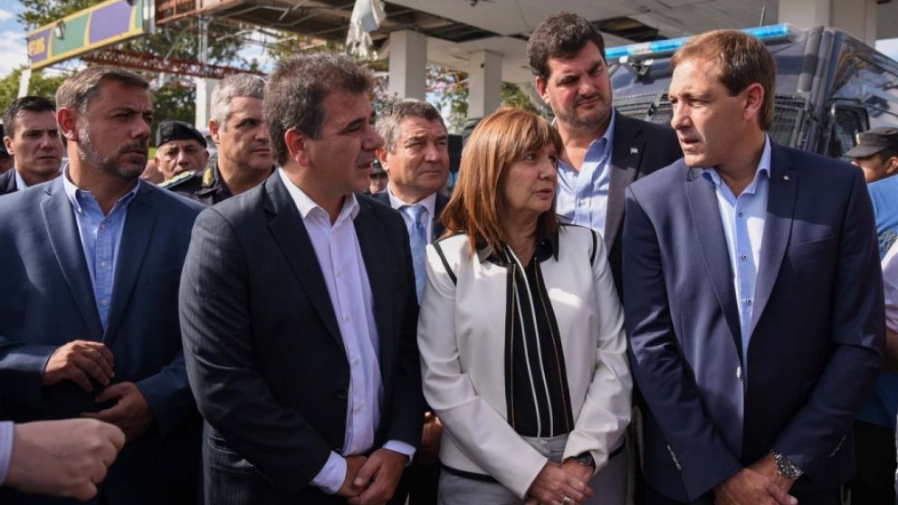 Patricia Bullrich, junto a Cristian Ritondo y Julio Garro, intentende de La Plata, recorrieron "El mercadito"