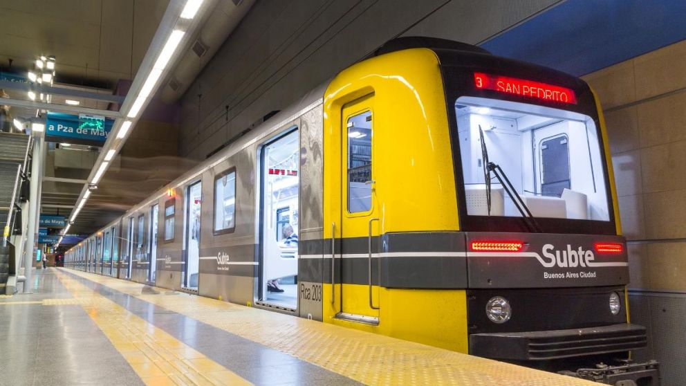 Los metrodelegados liberaron los molinetes y repartieron folletos.