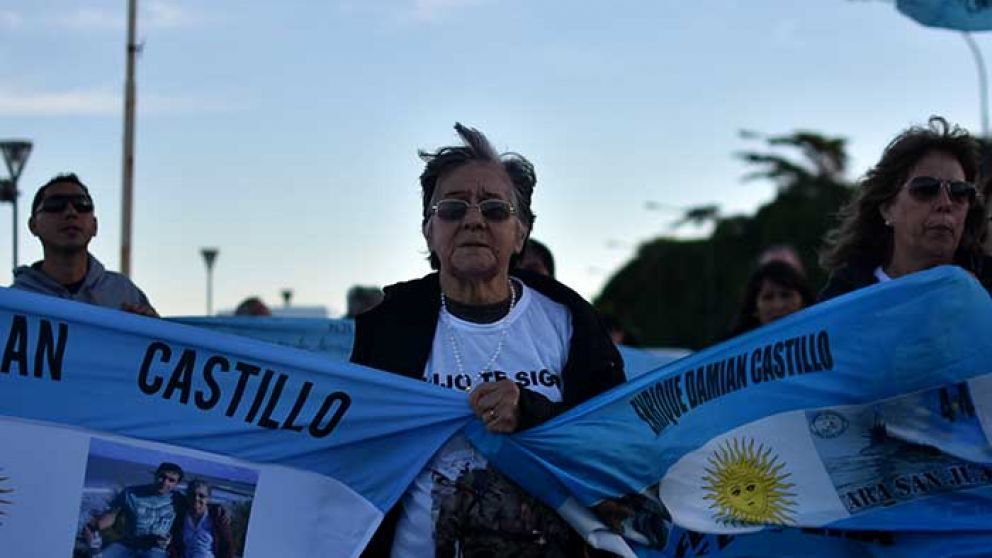 Familiares de los tripulantes se manifestaron frente a la base Naval, en Mar del Plata.