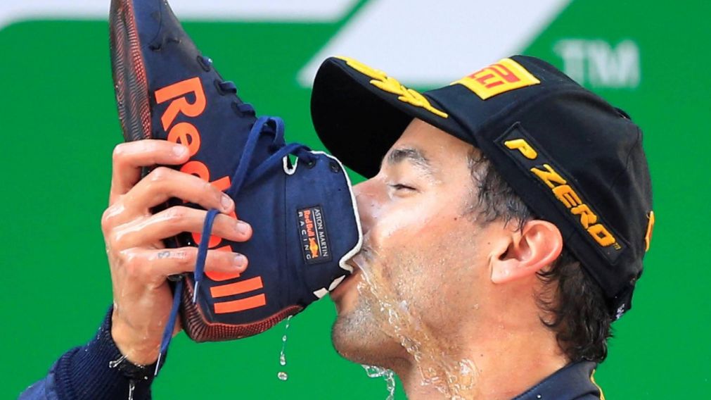 El corredor celebra su triunfo,
