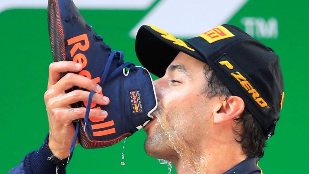 El corredor celebra su triunfo,