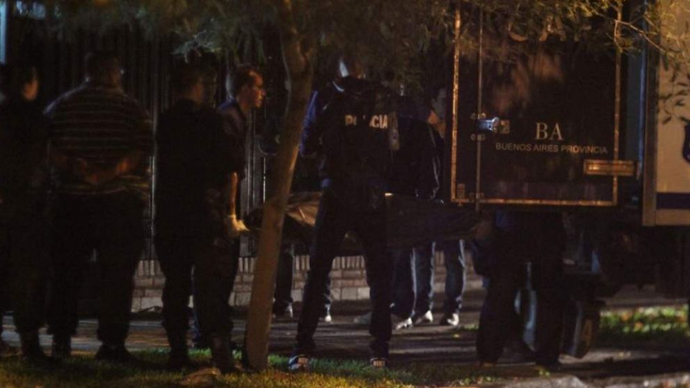 Así sacaban el cuerpo del jubilado que fue baleado en su casa.
