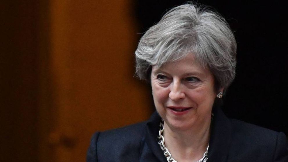 La premier de Gran Bretaña, unida a EE.UU. y Francia contra Siria.