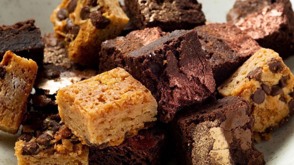 Blondies: receta fácil de la versión "rubia" de los brownies, esponjosa y deliciosa.